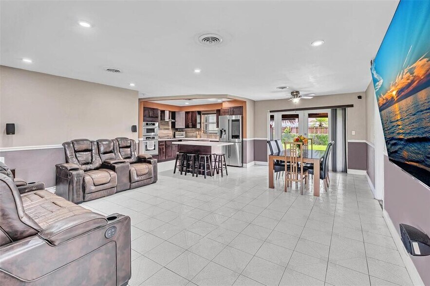 Building Photo - 6960 SW 15th St