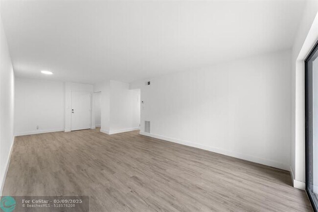 Building Photo - 3105 Oakland Shores Dr