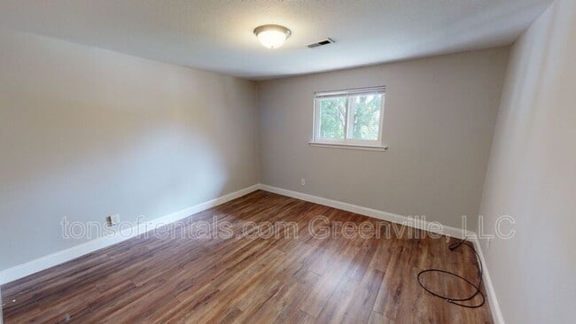 Building Photo - 84 W Park Dr