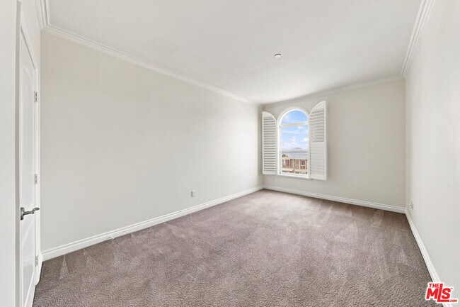 Building Photo - 956 S Wilton Pl