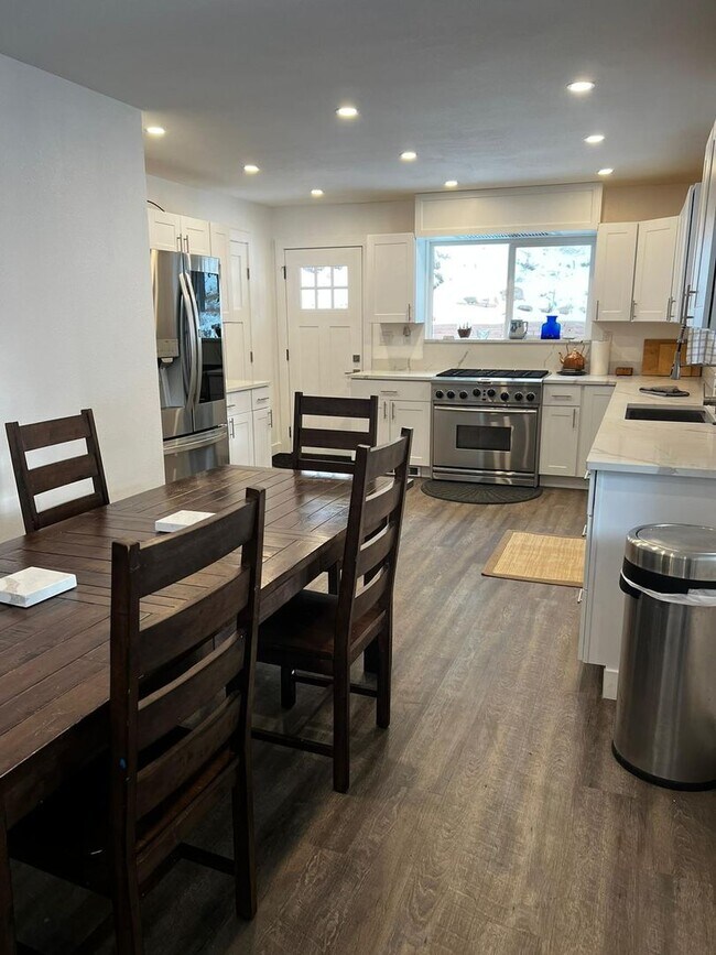 Building Photo - Spacious 4-bedroom + study home; Includes Hot tub and Pool Table - Avail. Now!