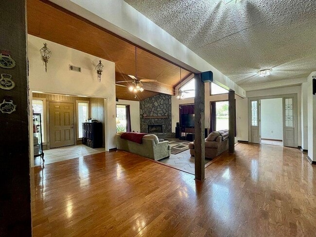 Building Photo - Spacious 3BR/2.5BA Retreat in Briarwood Es...