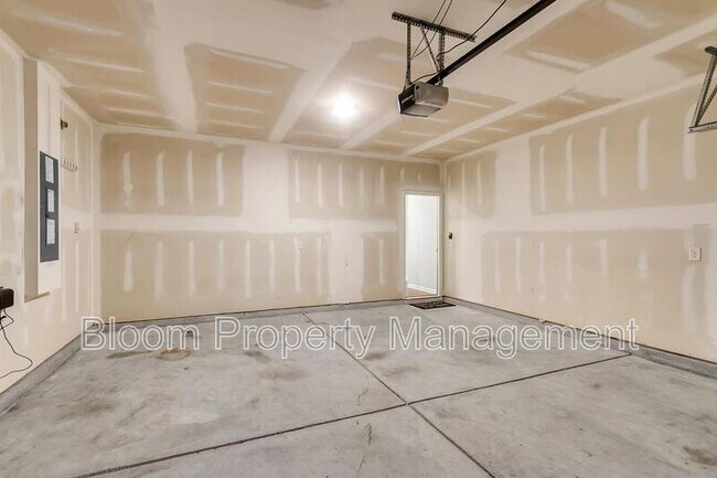 Building Photo - 227 Shortmarsh St