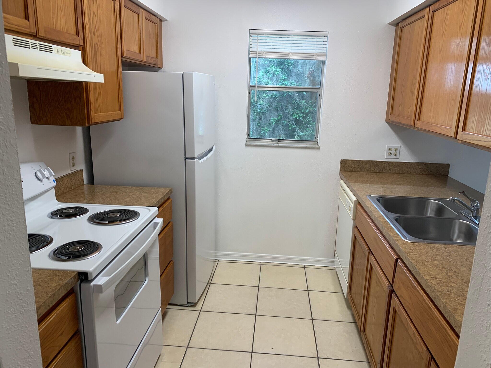 Kitchen - 1197 S Park Ave