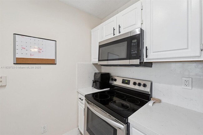 Building Photo - 2665 SW 37th Ave