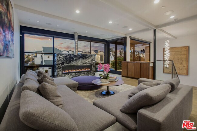 Building Photo - 2105 E Balboa Blvd