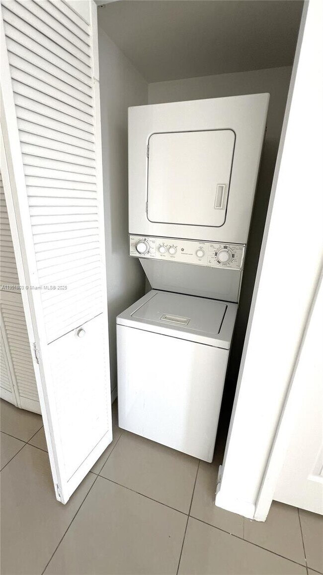 Building Photo - 909 SW 15th Ave