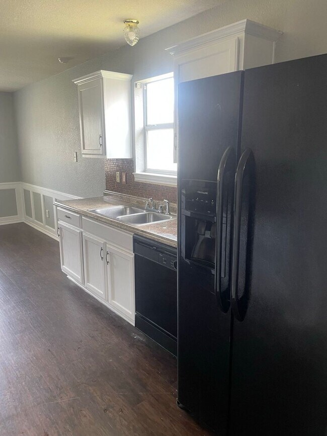 Building Photo - 4 bedroom 2 bathroom house! HOUSING ACCEPTED!