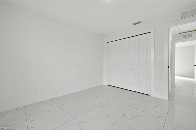 Building Photo - 1108 Eauclaire St E