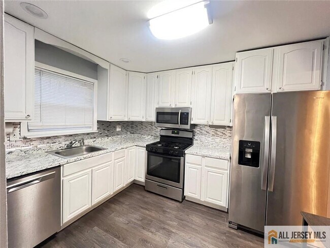 Building Photo - 406 Cranbury Rd