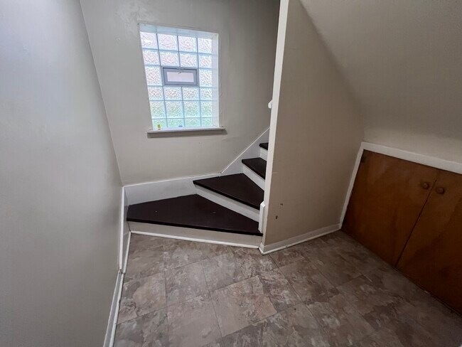 Building Photo - 1946 Euclid Ave