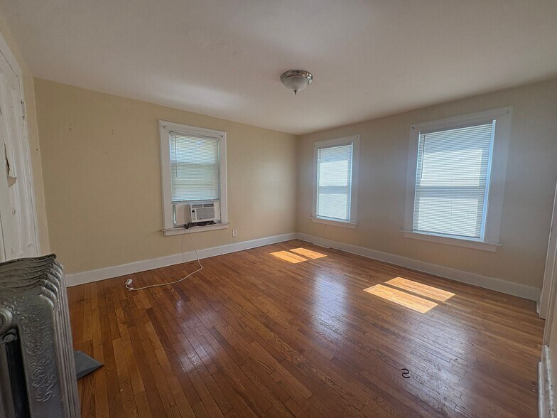Building Photo - 271 Augur St