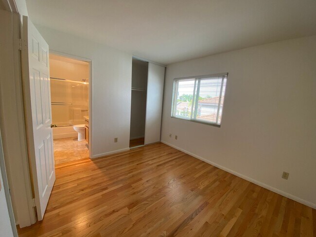 Building Photo - Gorgeous 4 Bedroom, 3 bathroom Home with private Pool!