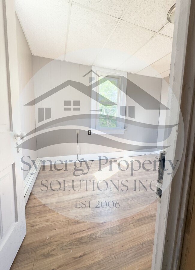 Building Photo - Crestline Home Available Now