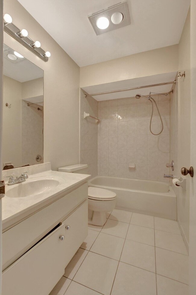 Building Photo - 6732 Canary Palm Cir
