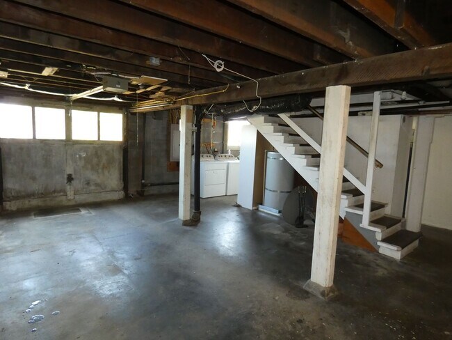 Building Photo - 411 E 11th St