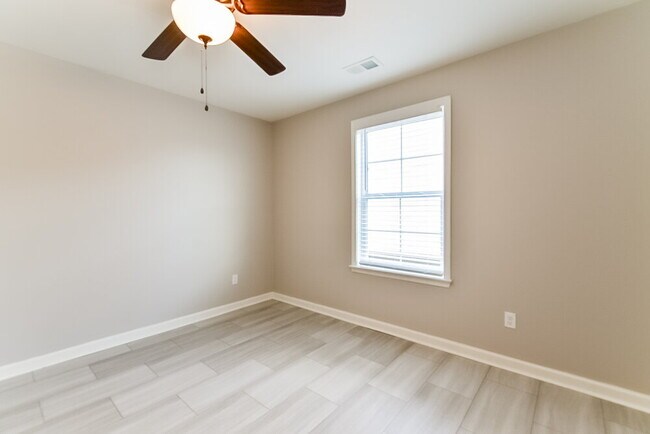 Building Photo - 7553 Glen Laurel Way