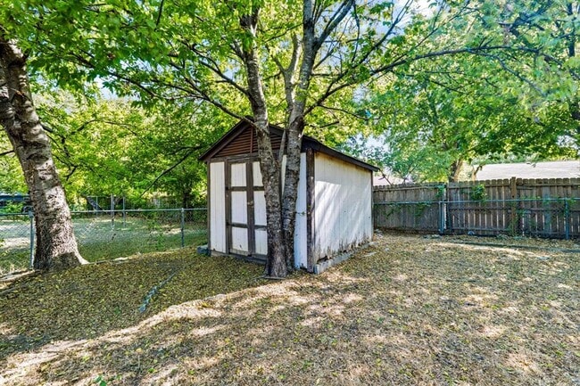 Building Photo - 301 Carothers St