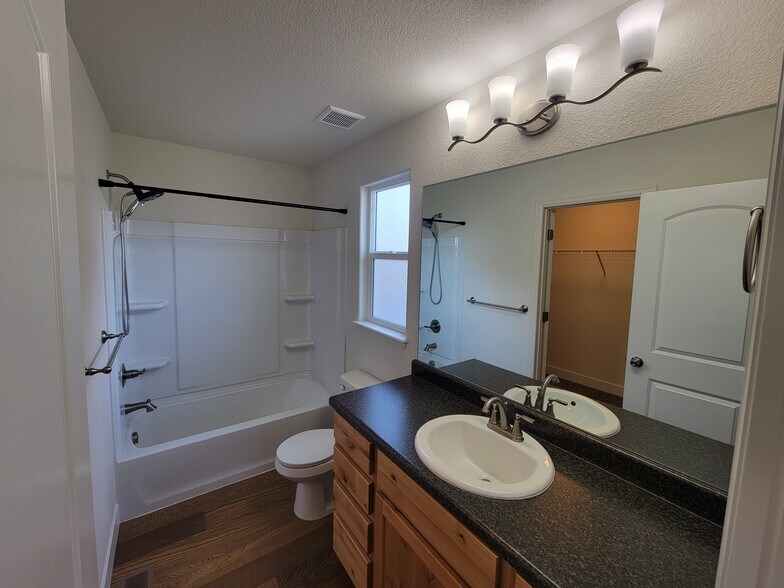 Building Photo - 1566 Driftline Dr
