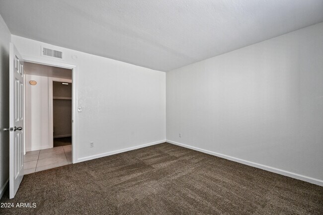 Building Photo - 740 W Elm St