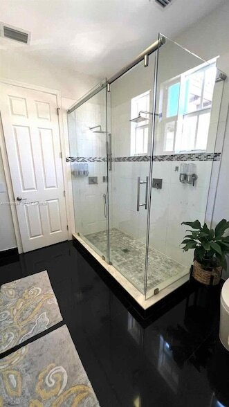 Building Photo - 6923 Julia Gardens Dr