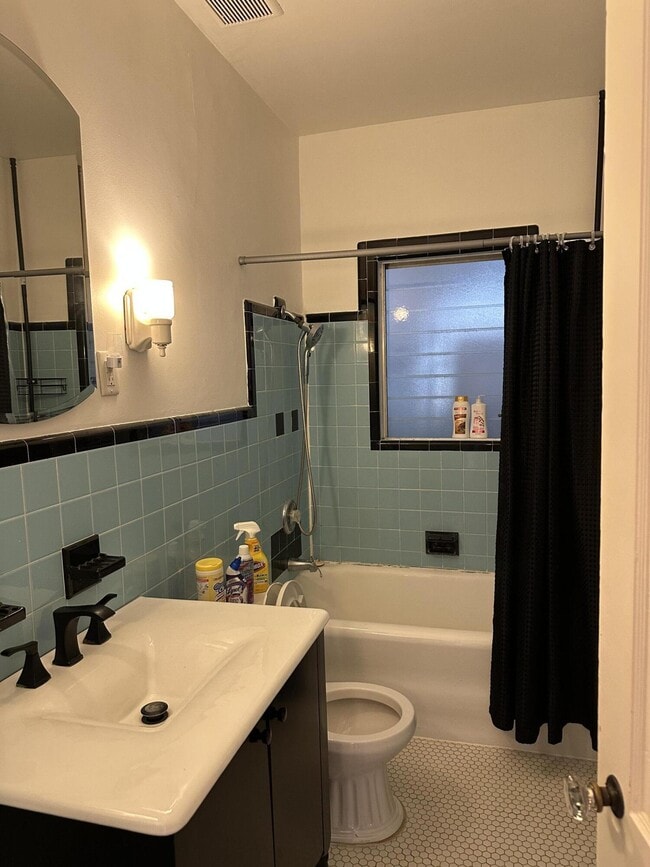 Building Photo - 229 Lakeland Dr