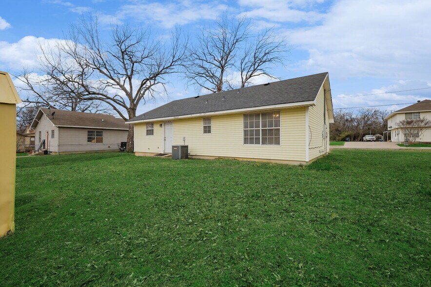 Building Photo - 608 Uland St