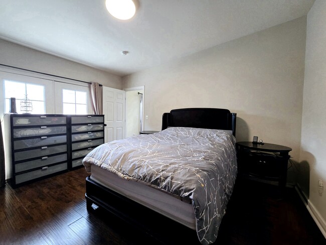 Master bedroom - 6600 Saloma Ave