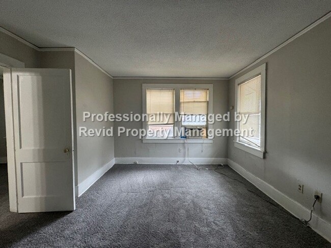 Building Photo - 2 Bed 1 Bath in Midtown!