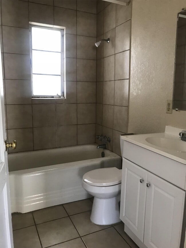 Building Photo - 1400 St Johns Dr