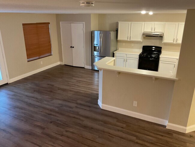 Building Photo - Great 1 home, 3brs, 2bth, 2cg