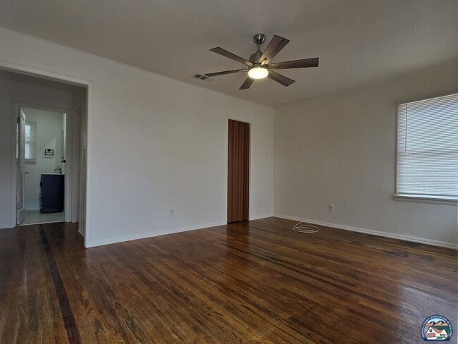 Building Photo - 1018 W Commercial Ave