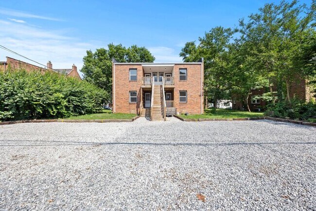 Building Photo - 1383 Eastview Ave