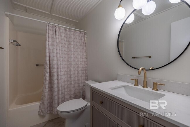 Building Photo - 558 Bellangee Ave