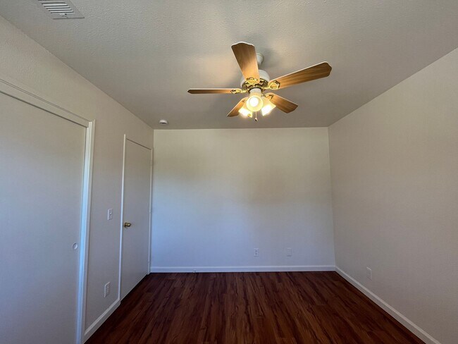 Building Photo - Downtown Duplex