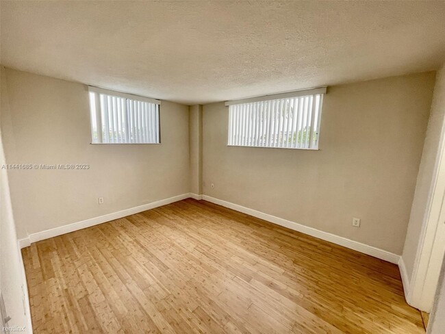 Building Photo - 2 br, 2 bath Condo - 8101 Crespi Blvd Apt 204