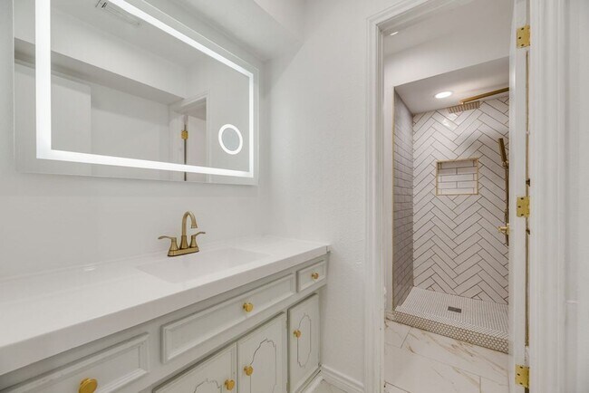 Building Photo - Spacious updated East Dallas home with open layout, flex suite, and easy access to White Rock Lake