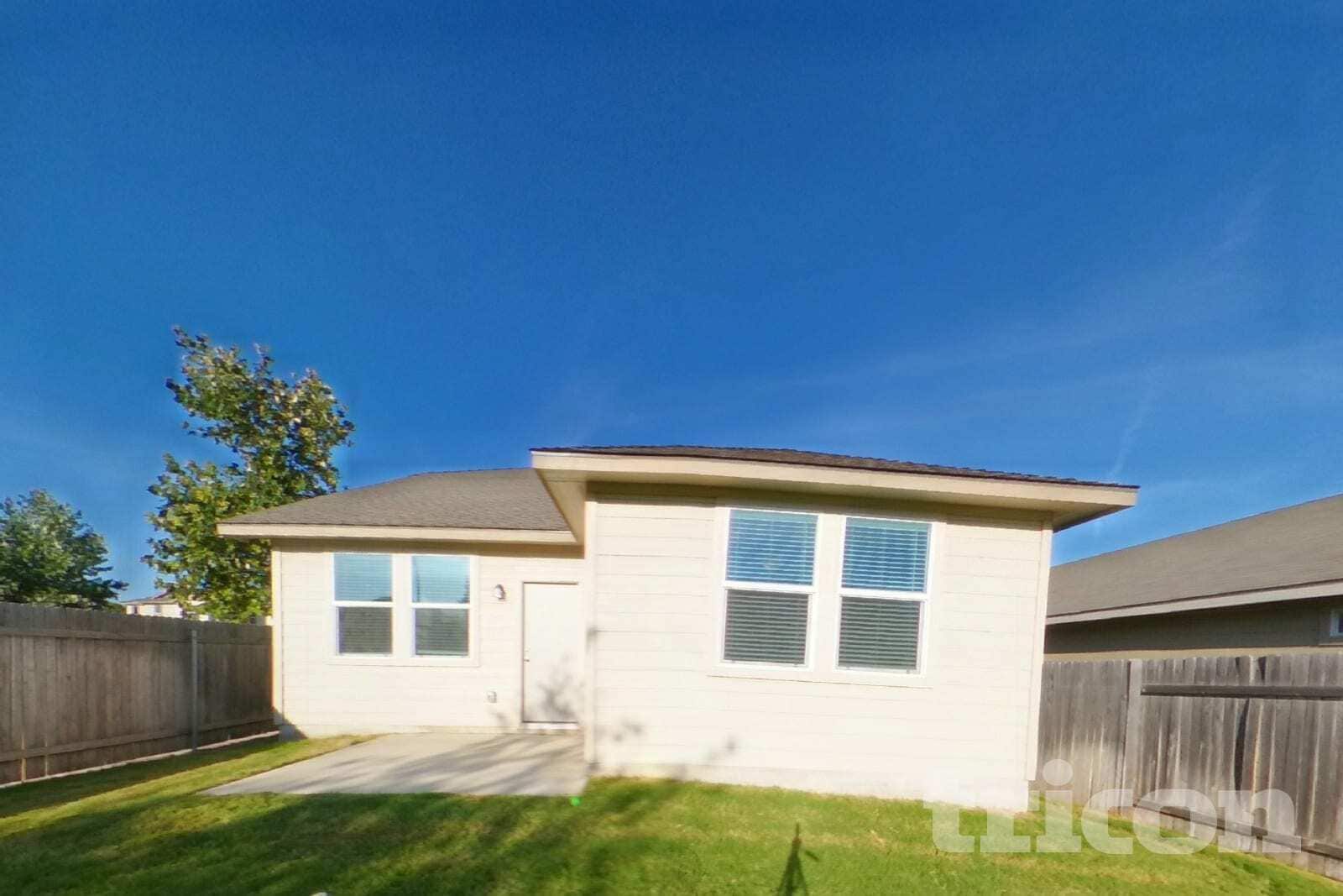 Building Photo - 5221 Saddle Clb Dr