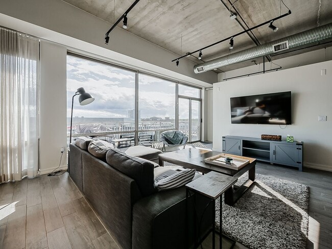 Building Photo - AVAILABLE NOW! Modern and Upscale 2-Bed Condo in Downtown Royal Oak