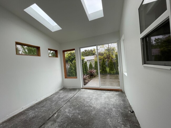 Building Photo - Charming 1Bed 1Bath Modern 2 Story Cottage with Fabulous Updates! Washer & Dryer Hook-ups!