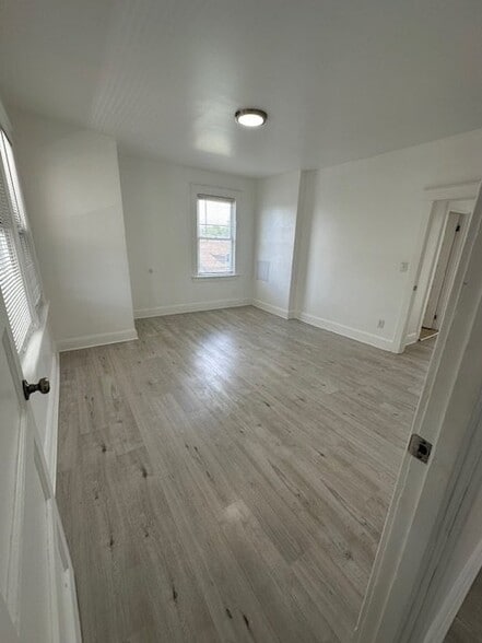 Building Photo - 2700 Roslyn Ave