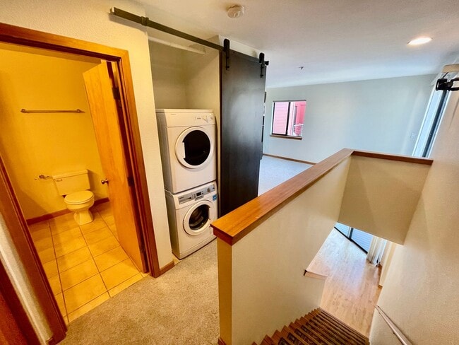 Building Photo - Top-Floor Riverfront Living with Broadway Bridge Views | 2 Bed + 2 Bath + Parking