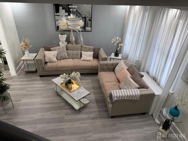 Building Photo - 421 Brace Ave