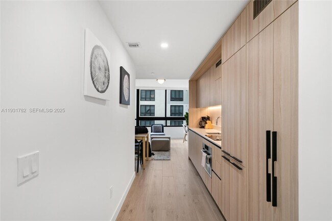 Building Photo - 225 N Miami Ave