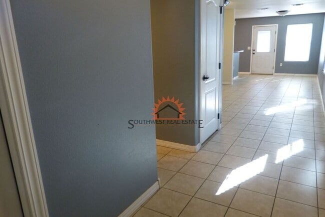 Building Photo - Spacious- 2 bedroom 2.5 bath 1 car garage apartment