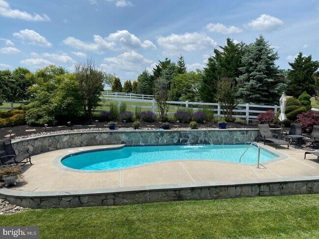 Building Photo - 513 Glenbrook Dr