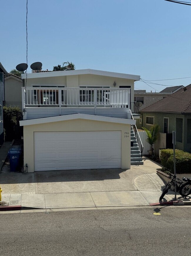 Building Photo - 8th Street HB Duplex