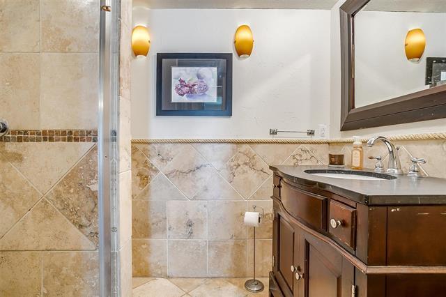 Building Photo - 2710 Douglas Ave