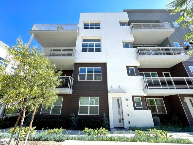 Primary Photo - Stunning 3B/3BA 4-story Upgraded Home w/ P...