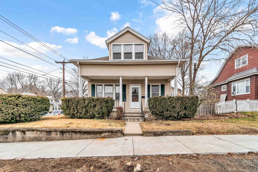 Primary Photo - 208 Rocton Ave